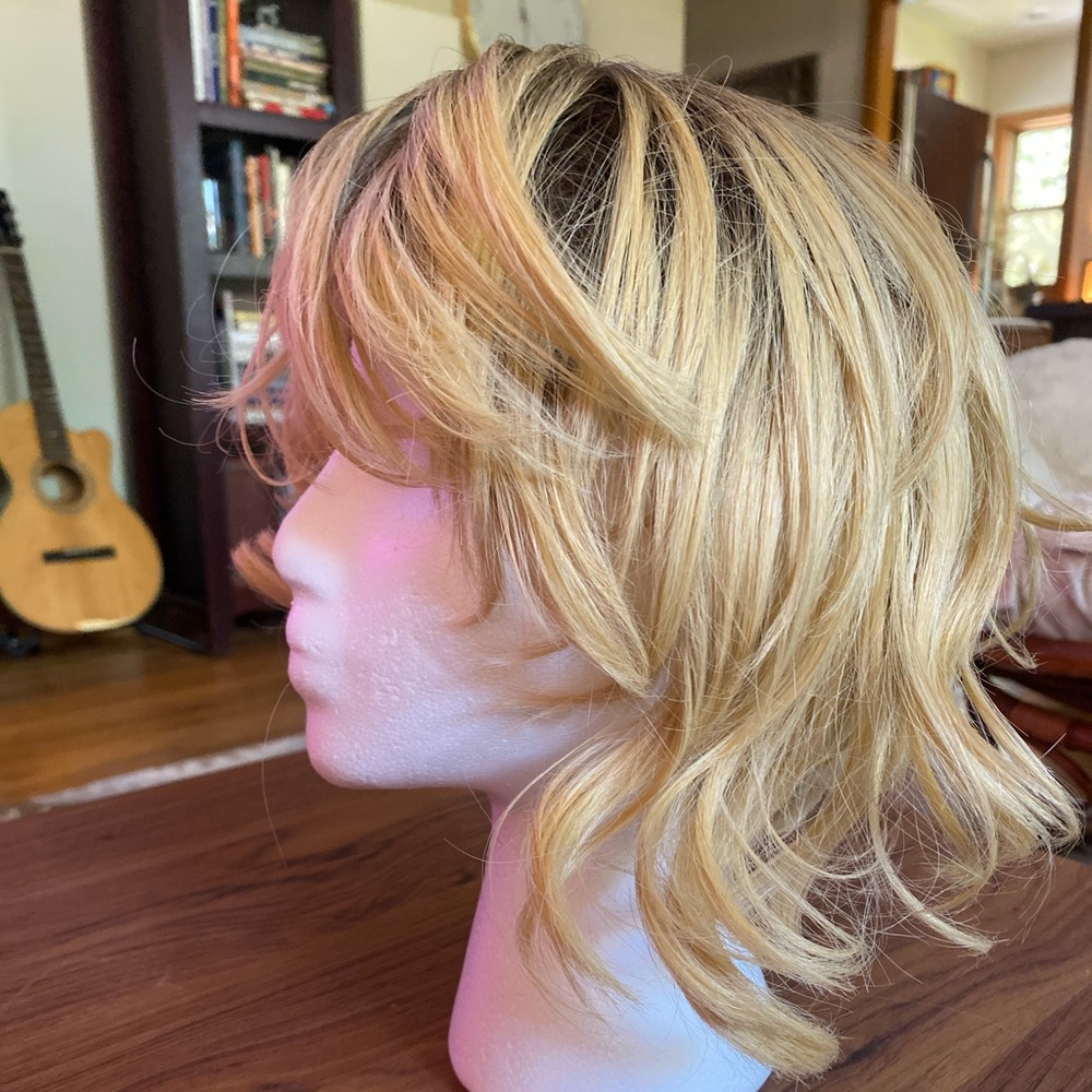 Short blonde ombré wig.
